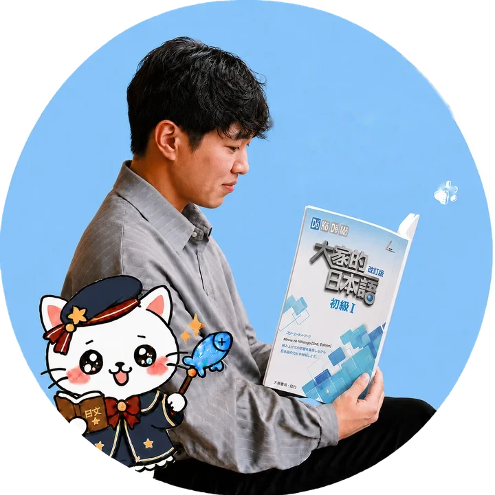 日本語の教科書を持つMori先生